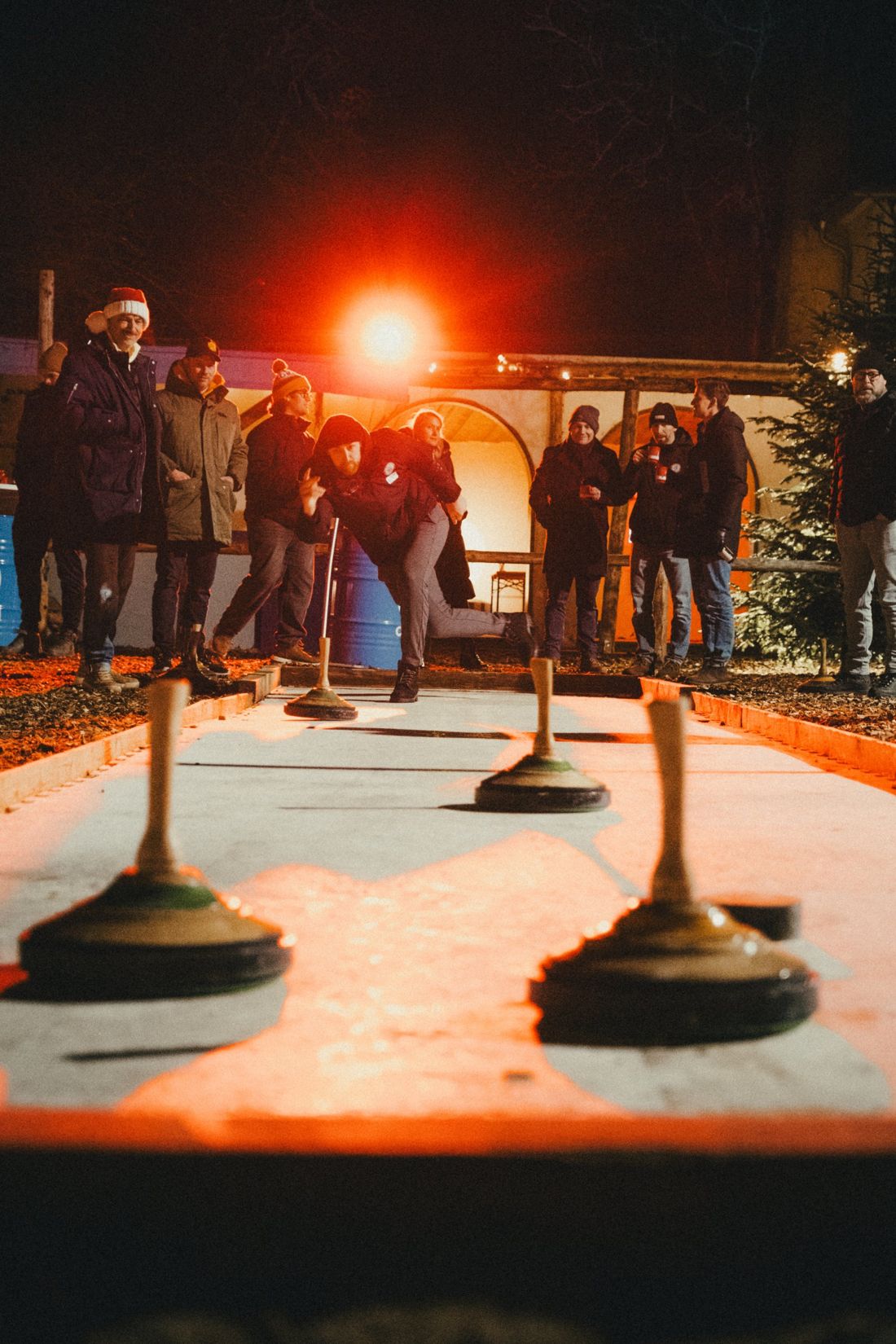 Eisstockschießen auf der Bahn im Glühgarten
